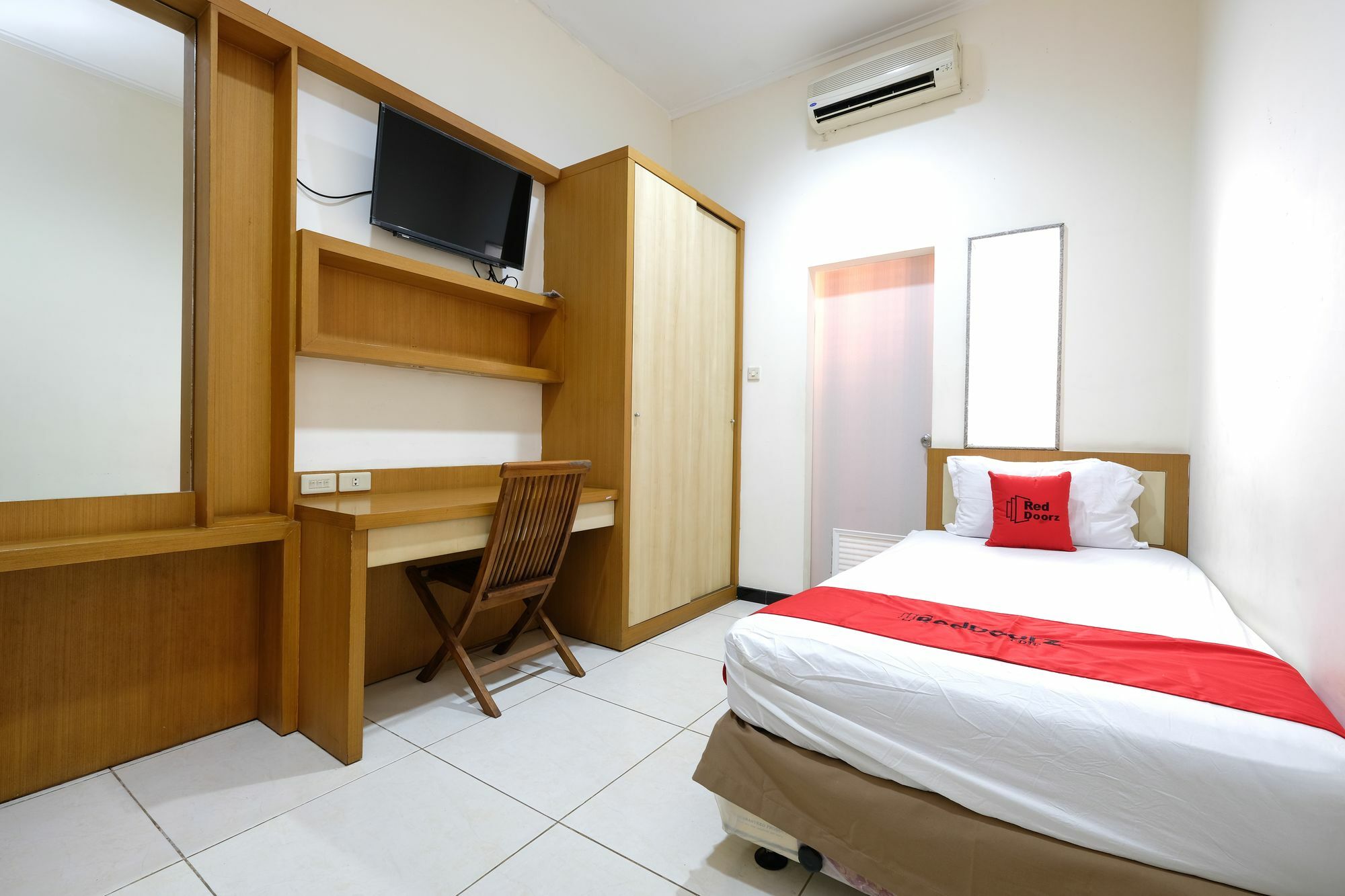 Reddoorz Plus Near Simpang Lima Семаранг Экстерьер фото