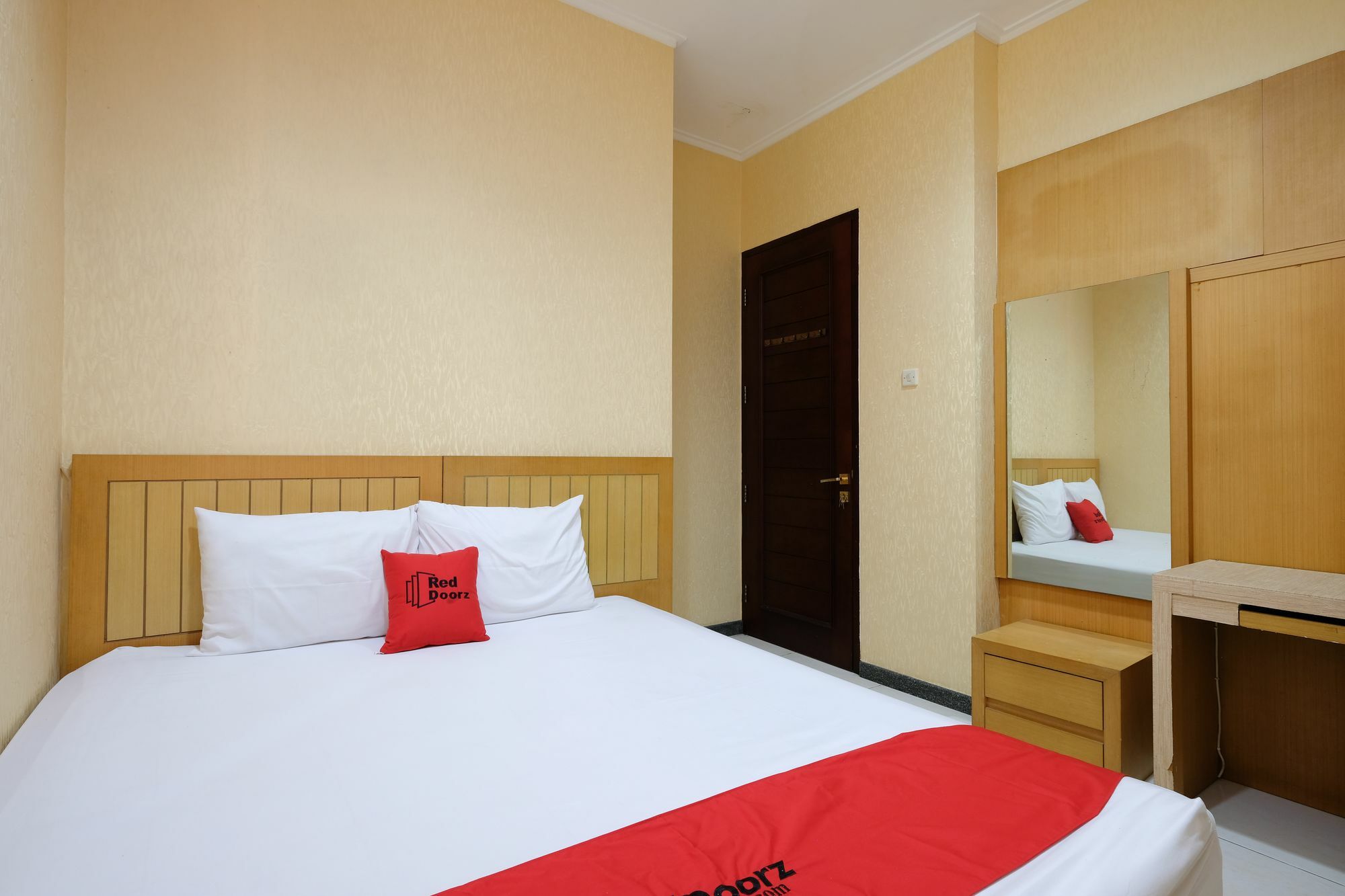 Reddoorz Plus Near Simpang Lima Семаранг Экстерьер фото